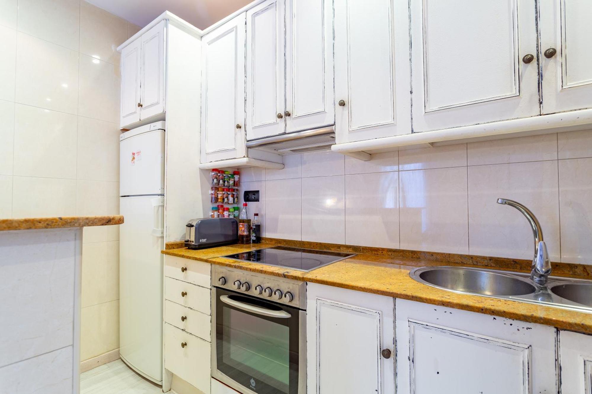 Cosy Apartment. 10min Walk To The & Train