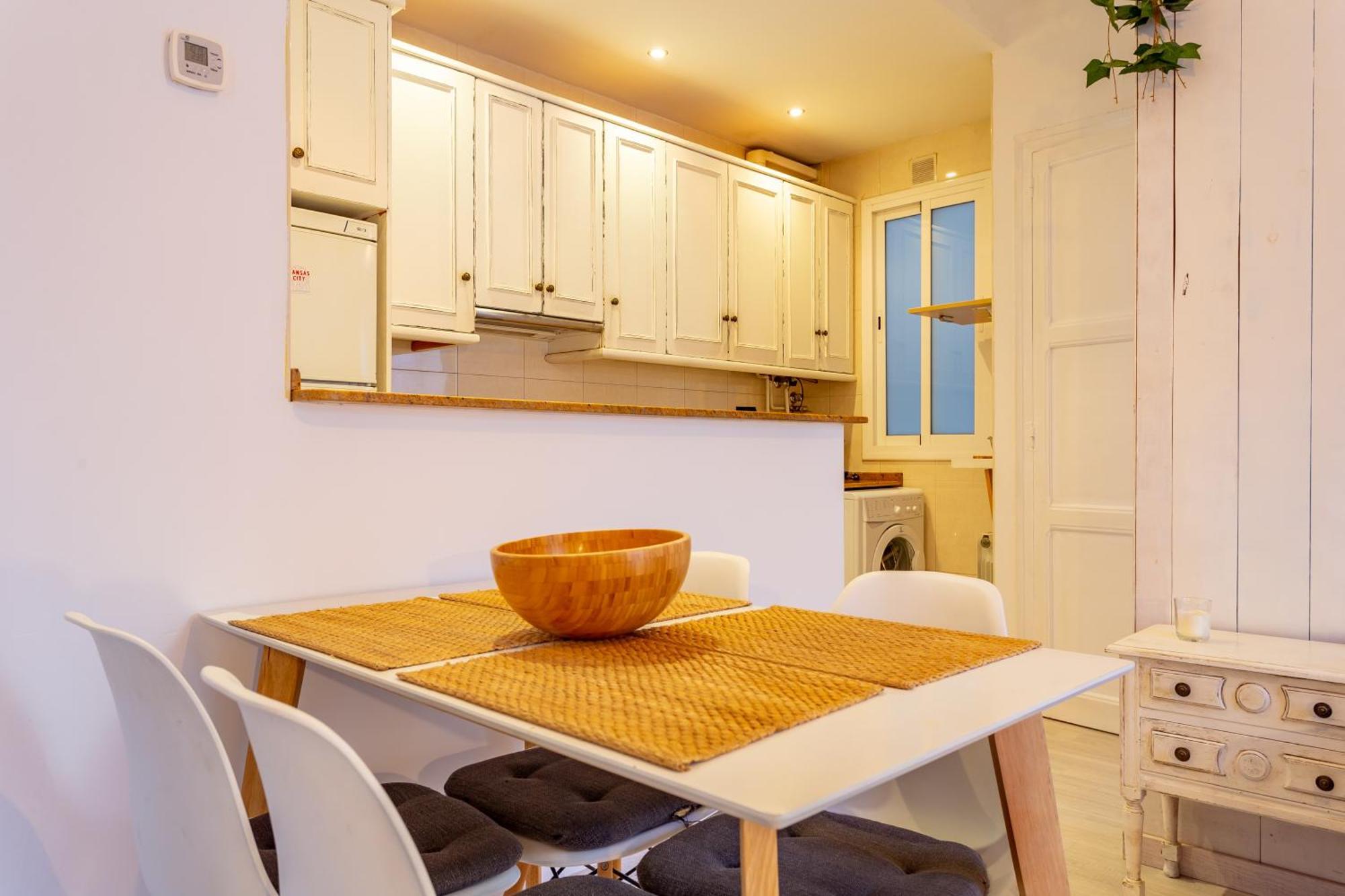 Cosy Apartment. 10min Walk To The & Train Appartement