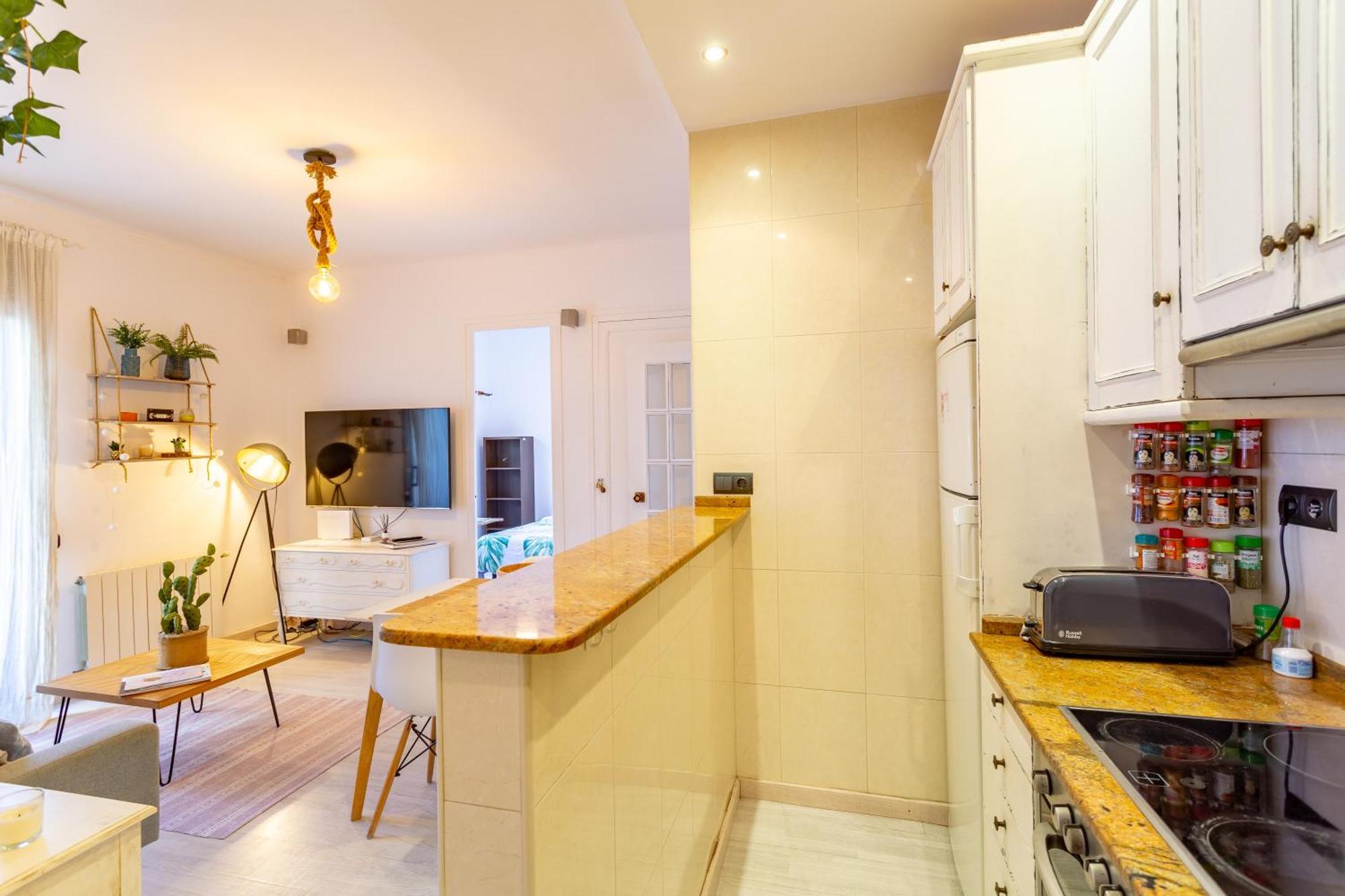 Cosy Apartment. 10min Walk To The & Train