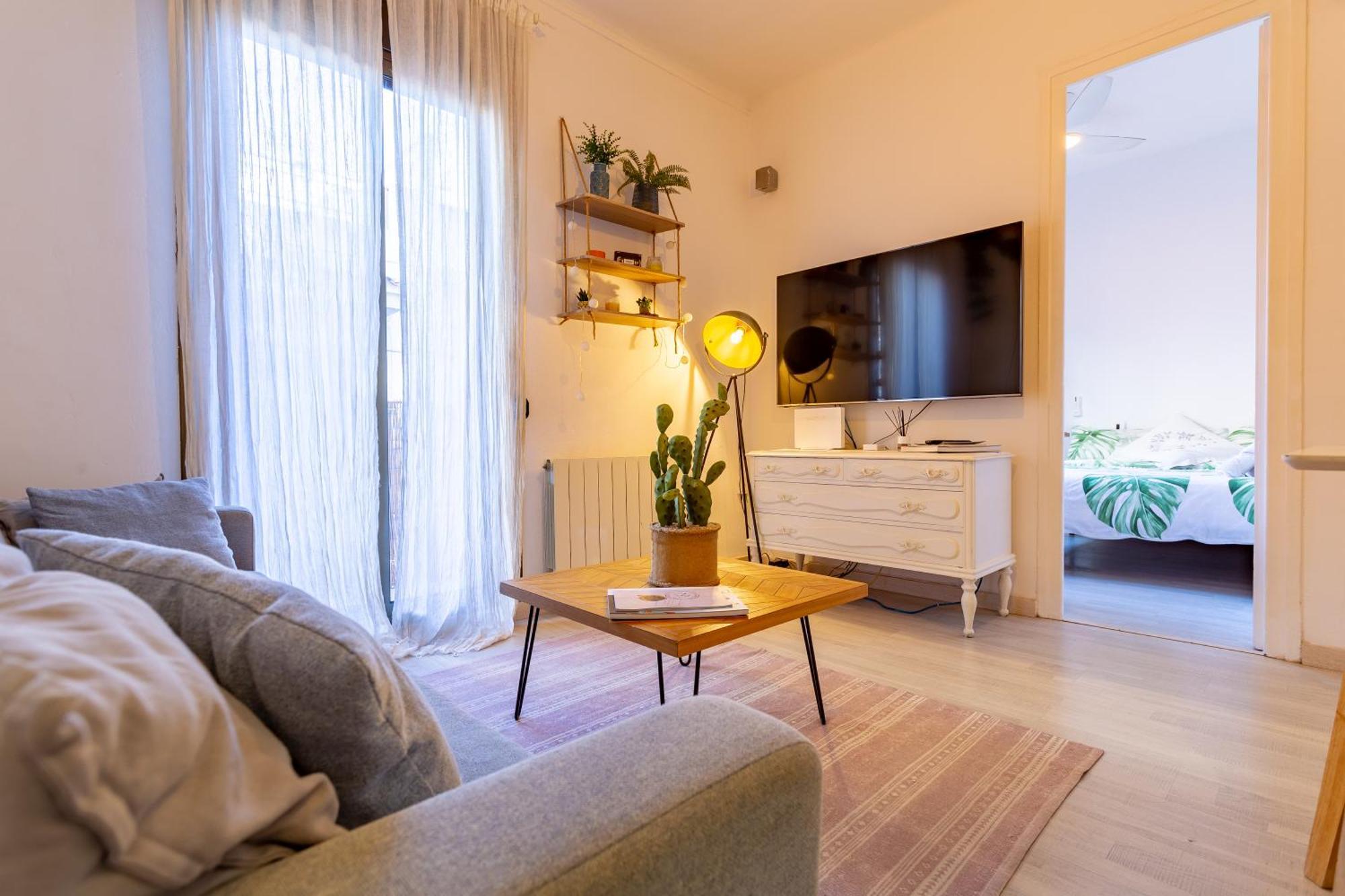 Cosy Apartment. 10min Walk To The & Train