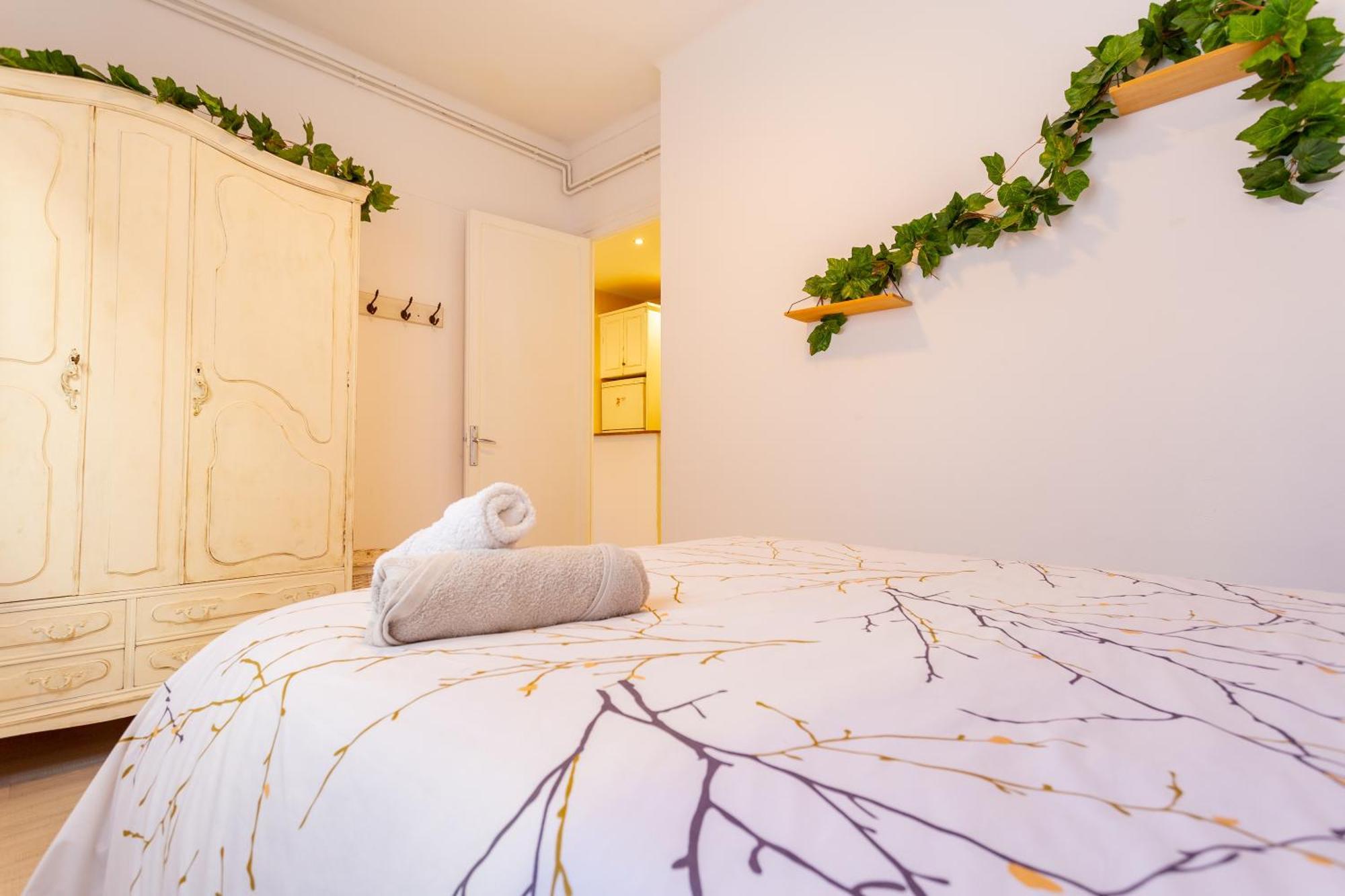 Cosy Apartment. 10min Walk To The & Train *